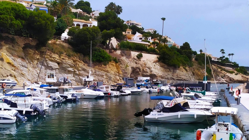 En el sendero encontramos el Puerto deportivo de les Bassetes